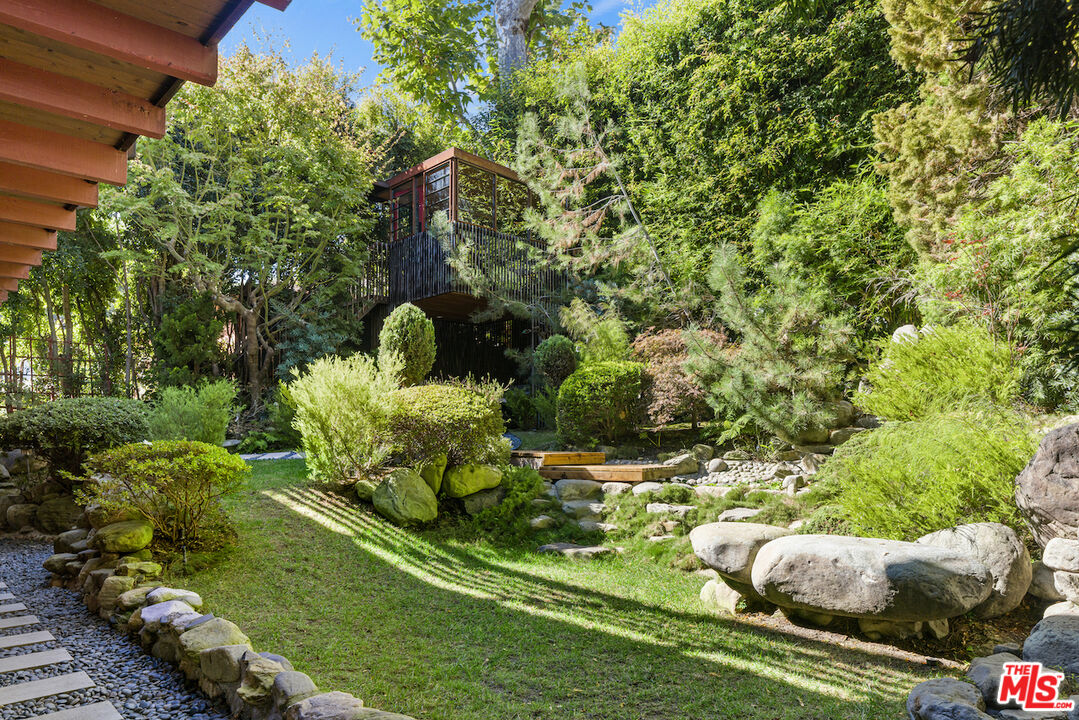 473 West Rustic Road Santa Monica, CA 90402 - Photo 12 of 34 a backyard of a house with lots of green space