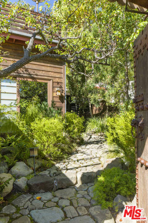 473 West Rustic Road Santa Monica, CA 90402 - Photo 16 of 34 a view of backyard with plants and outdoor seating