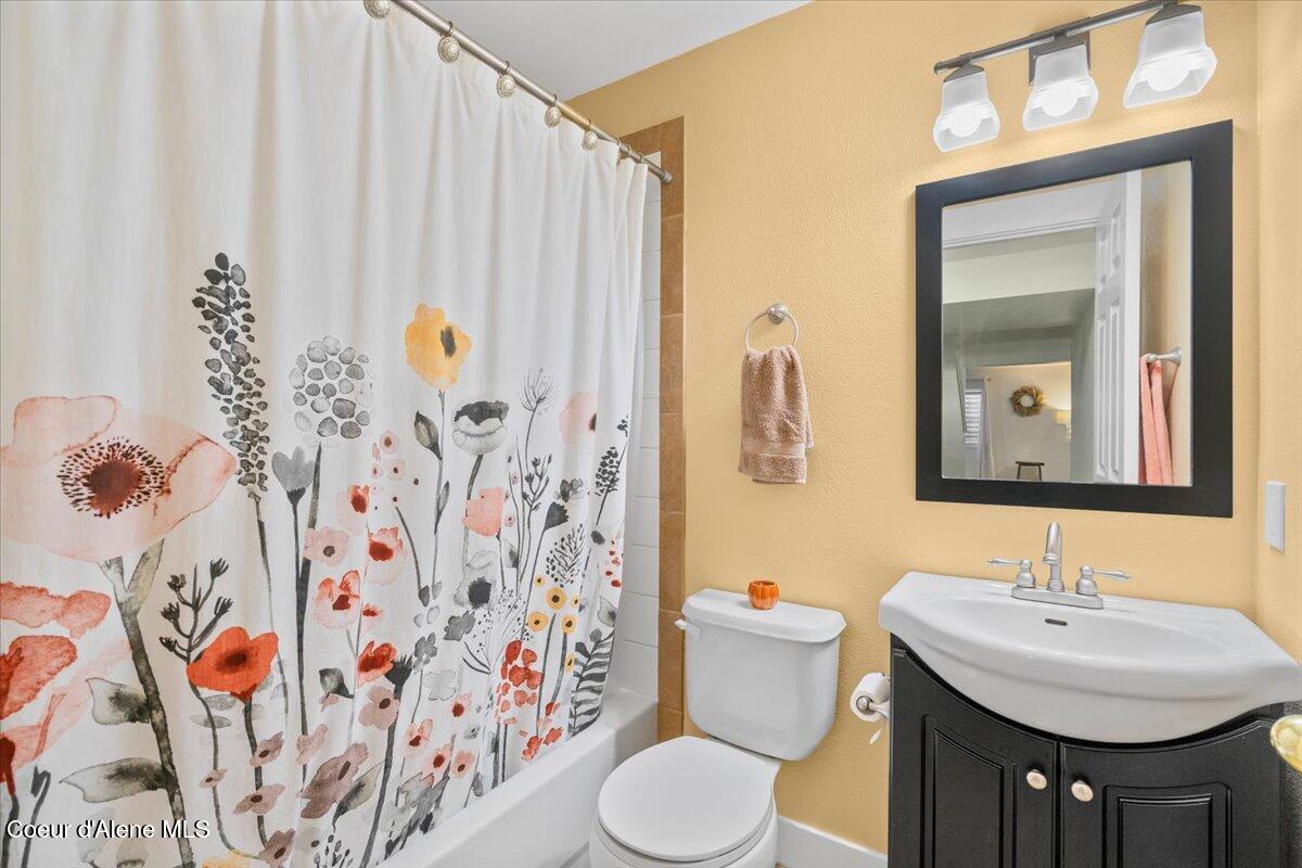 5765 North Carlisle Road Coeur D'Alene, ID 83815 - Photo 37 of 62 37-Full Bathroom