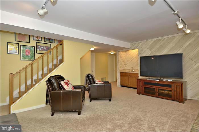 15428 Merrifields Lane Silver Spring, MD 20906 - Photo 16 of 27 Family Room
