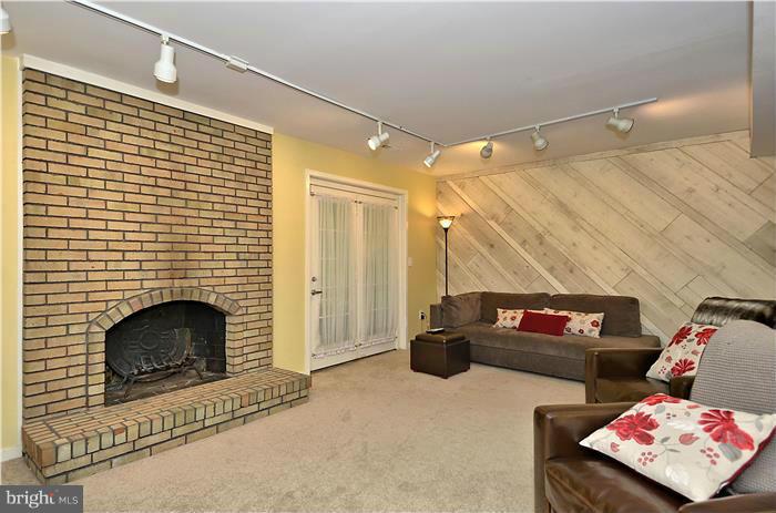 15428 Merrifields Lane Silver Spring, MD 20906 - Photo 17 of 27 Family Room