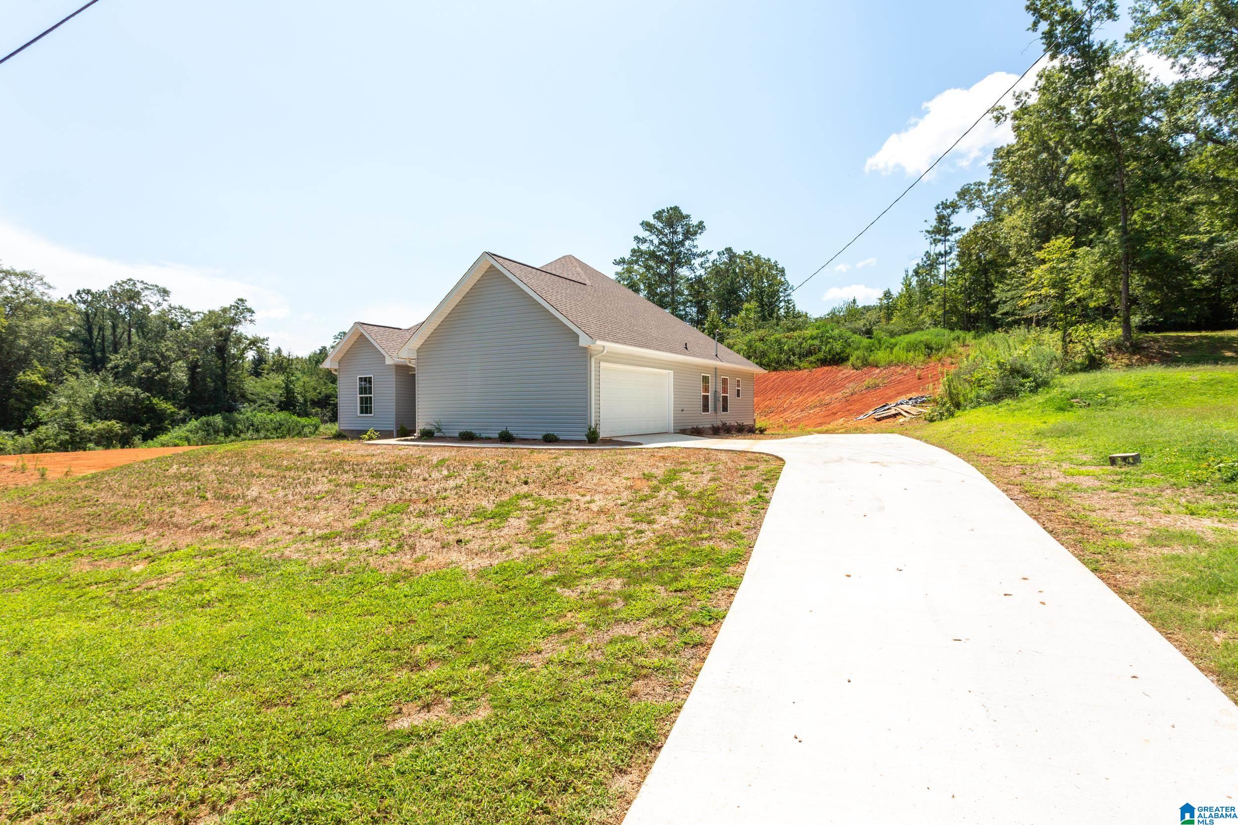 895 Bruce Street Anniston, AL 36201 - Photo 4 of 33
