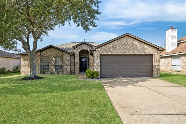 $279,000 | 3206 Deer Trail Drive, Alvin, TX 77511
