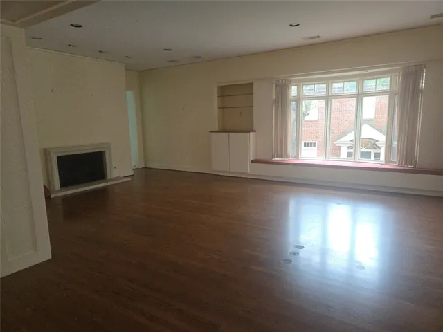 $925,000 | 315 Sugar Berry Circle, Houston, TX 77024