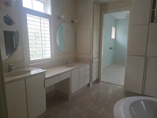 $925,000 | 315 Sugar Berry Circle, Houston, TX 77024