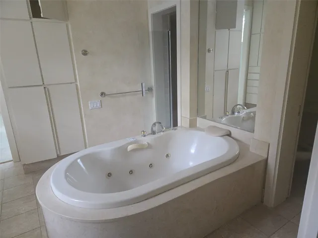 $925,000 | 315 Sugar Berry Circle, Houston, TX 77024