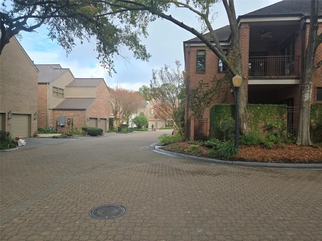 $925,000 | 315 Sugar Berry Circle, Houston, TX 77024