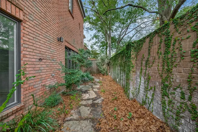 $925,000 | 315 Sugar Berry Circle, Houston, TX 77024