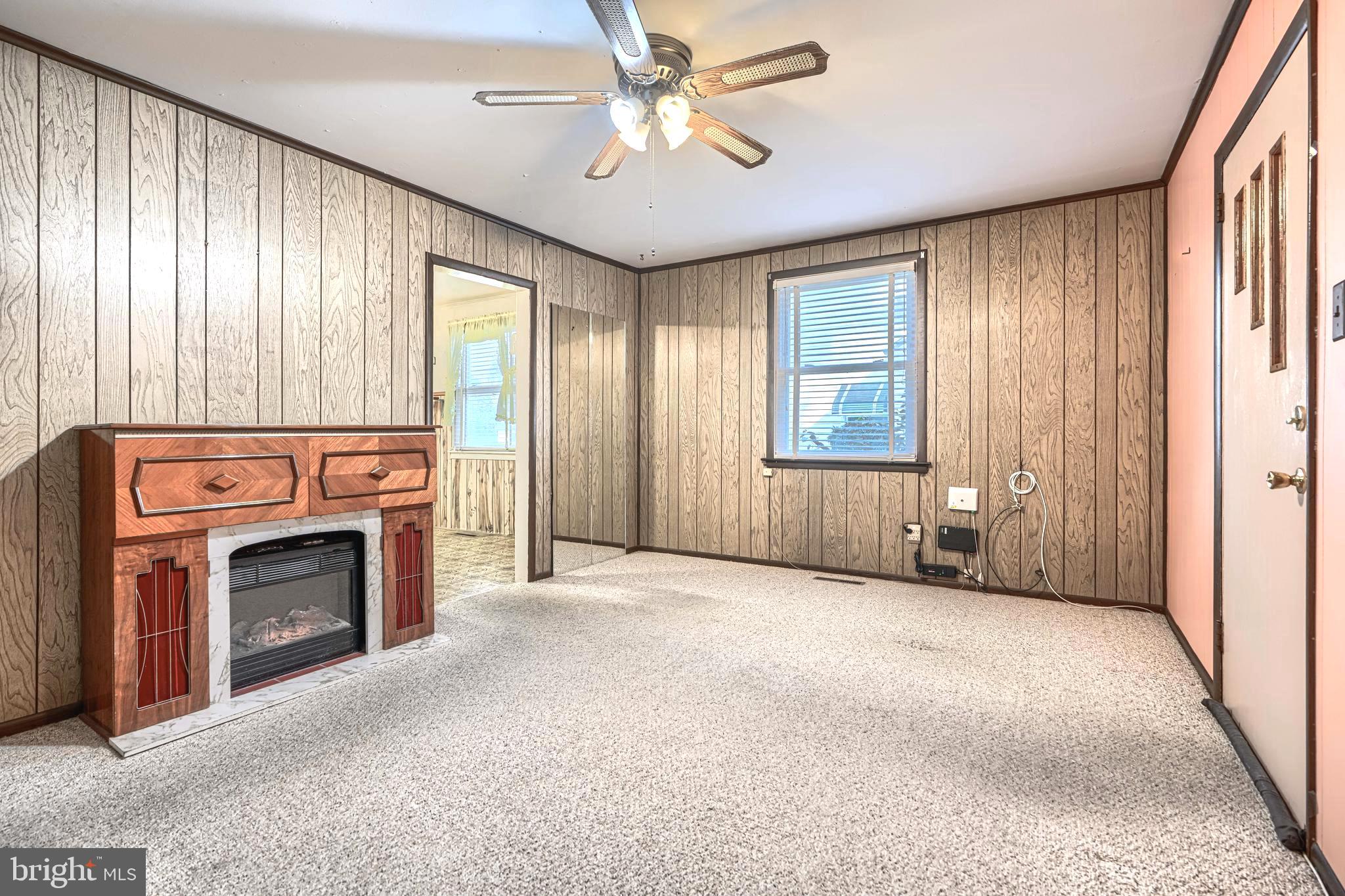 Living Room w/electric Fireplace/Stereo