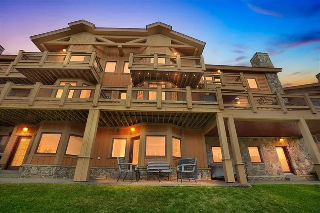 a view of building with a outdoor space