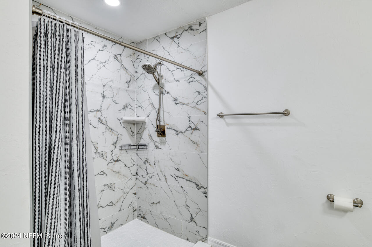 101 Killian Drive Hawthorne, FL 32640 - Photo 22 of 34 MASTER SHOWER
