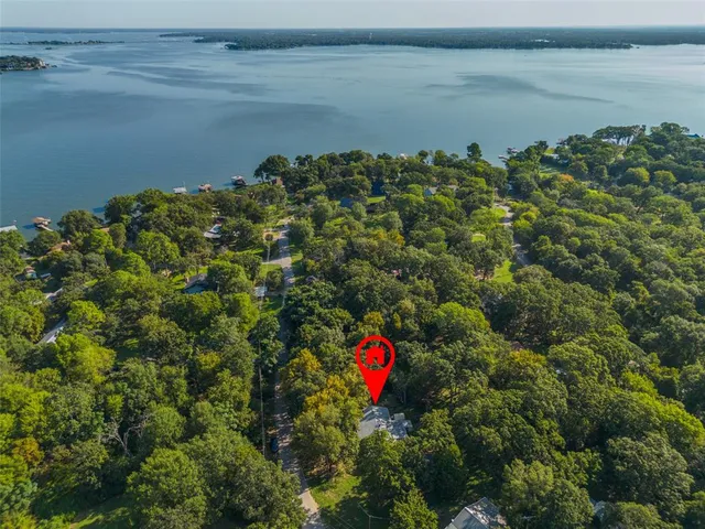 a picture of a lake view