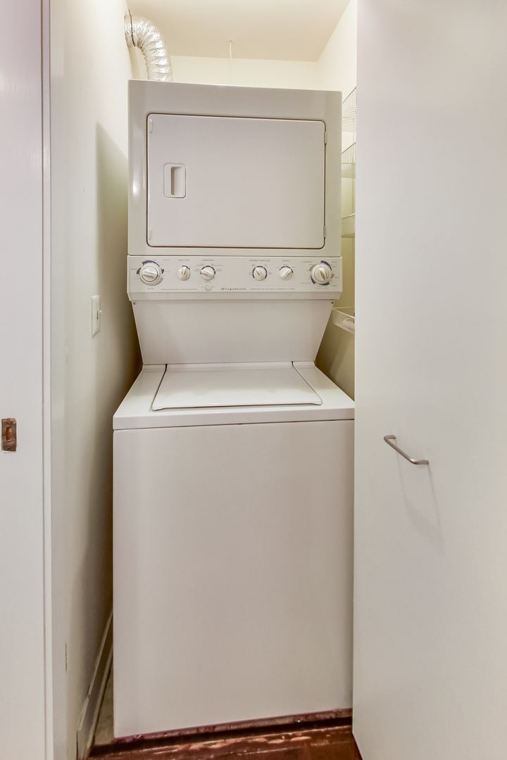 650 West Wayman Street, Unit 503C Chicago, IL 60661 - Photo 13 of 23 a utility room with dryer and washer