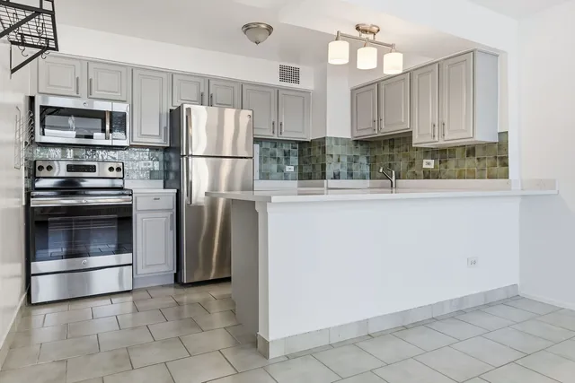 $1,700 | 6030 North Sheridan Road, Unit 2008, Chicago, IL 60660