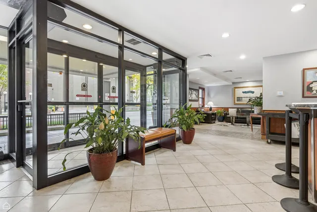 $1,700 | 6030 North Sheridan Road, Unit 2008, Chicago, IL 60660