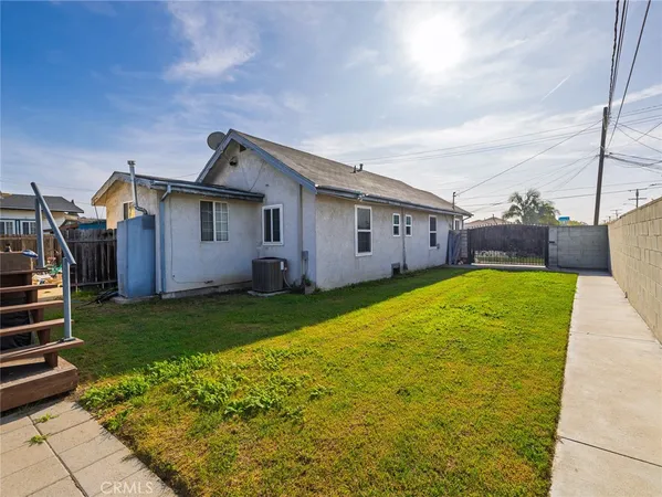 a view of a house with a backyard