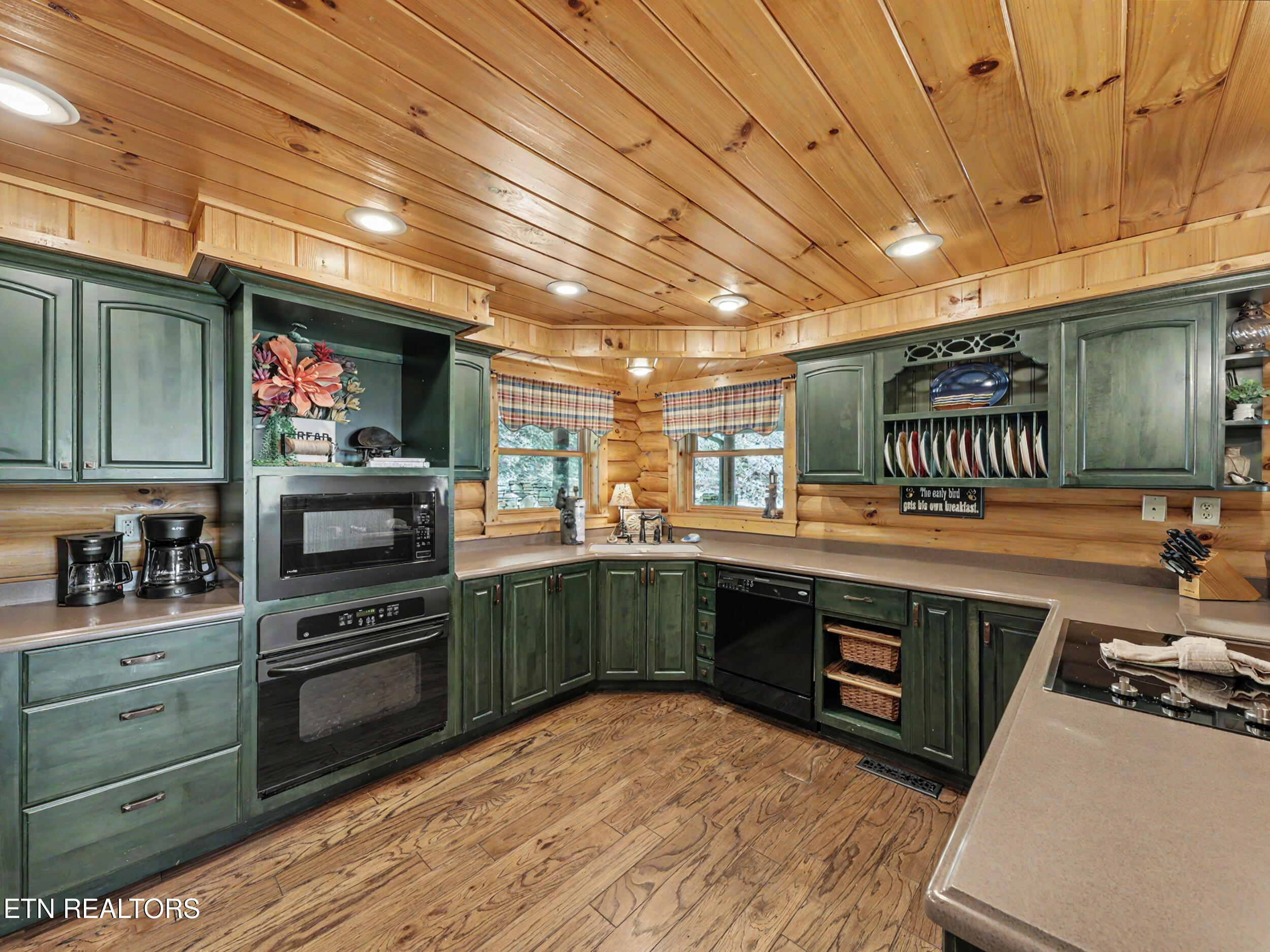 2414 Walnut Cove Way Sevierville, TN 37862 - Photo 6 of 53 6_img_5760