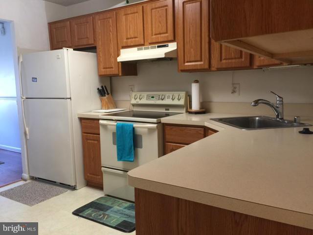 2212 Springwood Drive, Unit T6 Reston, VA 20191 - Photo 5 of 12 Kitchen