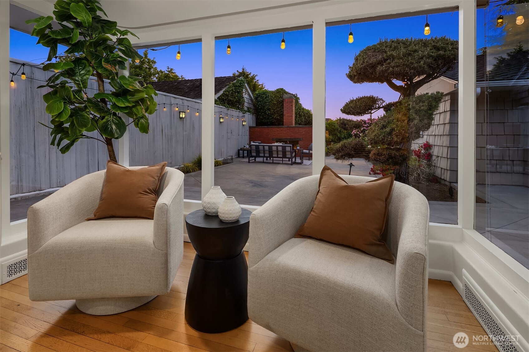 640 Alverson Boulevard Everett, WA 98201 - Photo 11 of 40 a living room with furniture plant and a potted plant
