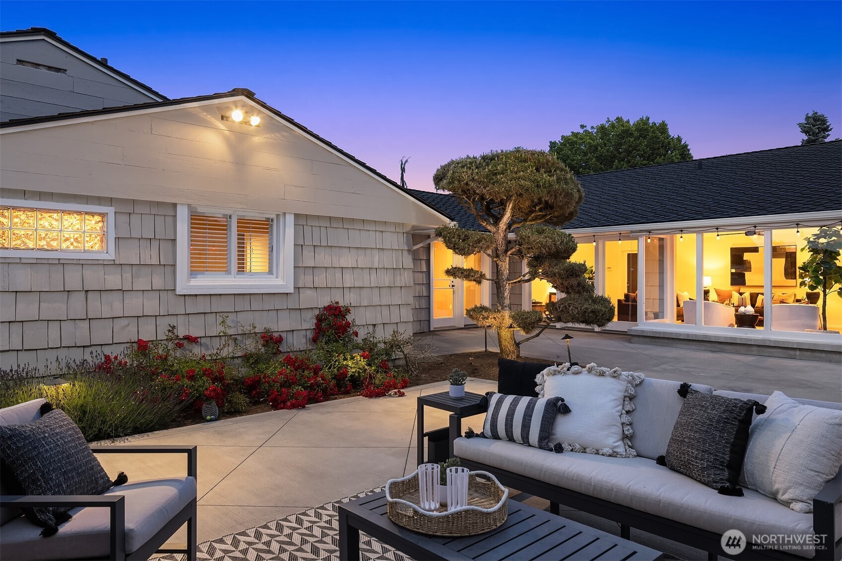 640 Alverson Boulevard Everett, WA 98201 - Photo 2 of 40 a living room with furniture and a potted plant