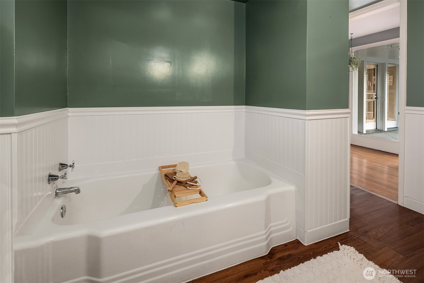 640 Alverson Boulevard Everett, WA 98201 - Photo 27 of 40 a bathroom with a bathtub