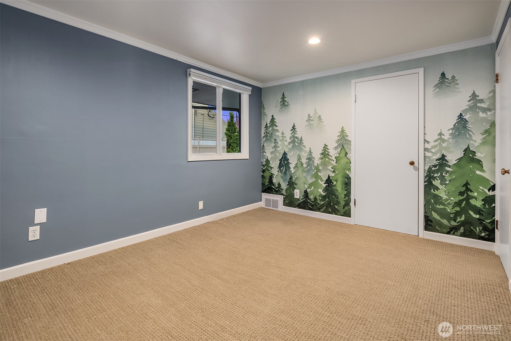 640 Alverson Boulevard Everett, WA 98201 - Photo 29 of 40 a view of an empty room with a window