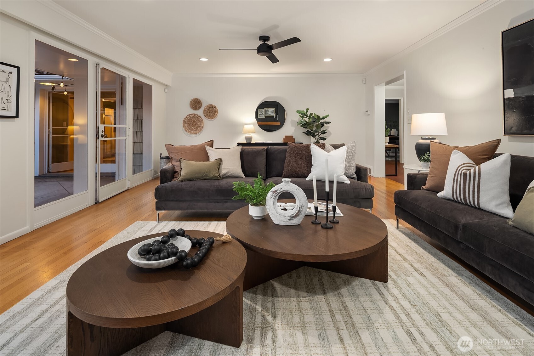 640 Alverson Boulevard Everett, WA 98201 - Photo 9 of 40 a living room with furniture and a table