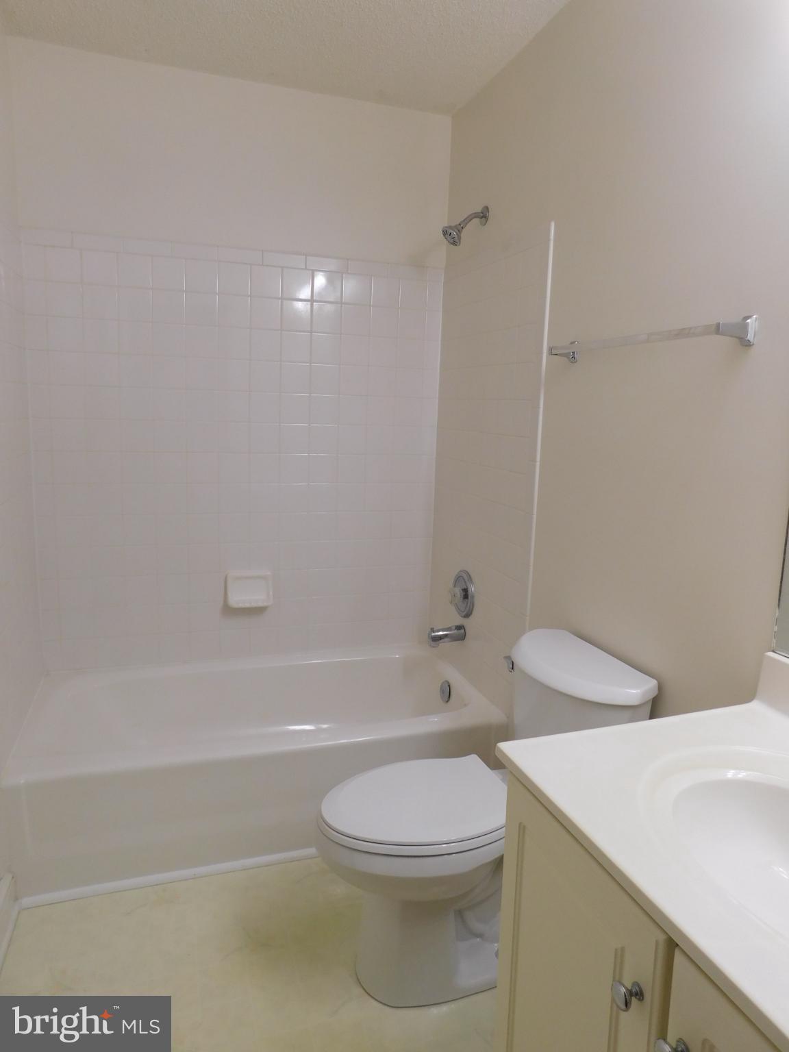 108 Senseny Glen Drive Winchester, VA 22602 - Photo 13 of 24 a bathroom with a toilet a sink and bathtub