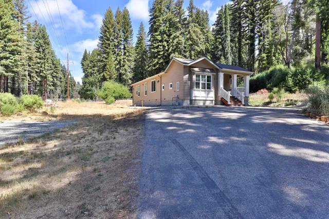 a black and white photo of a book shelf
