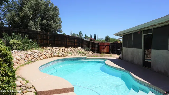 a view of a yard with plants