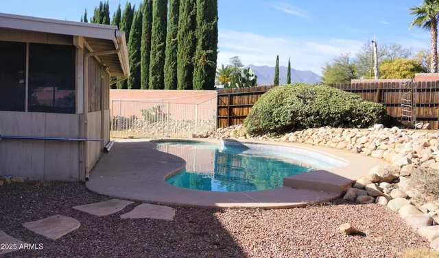 a view of a backyard