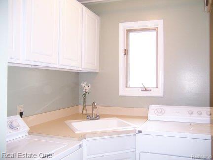 2529 Brilliance Rochester, MI 48309 - Photo 19 of 25 Large Laundry Room