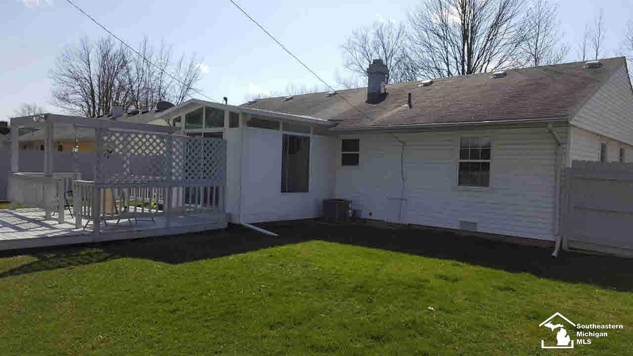 189 South Platt Road Milan, MI 48160 - Photo 12 of 16 21125514-11.JPG