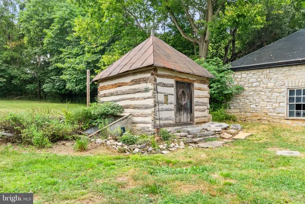 a view of front of a house with a yard