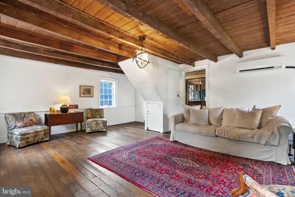 a view of a back yard