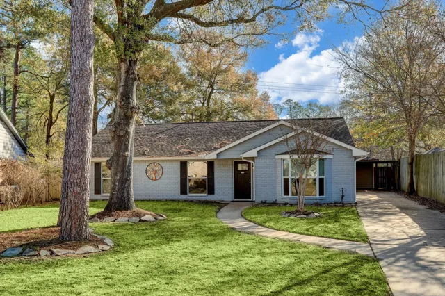 a view of a house with backyard and garden