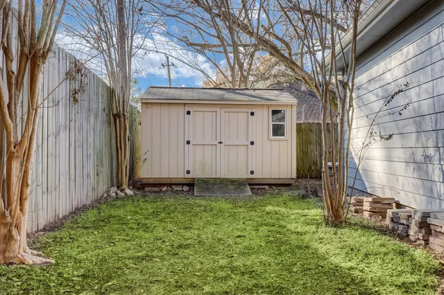 a view of a house with backyard
