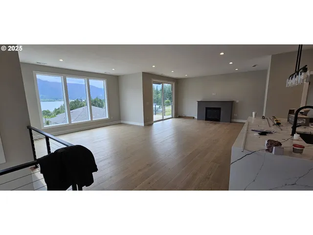 $929,000 | 243 Northeast Hemingway Drive, Stevenson, WA 98648