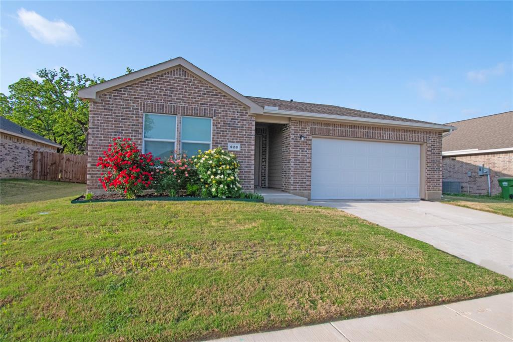 928 Ben Drive Springtown, TX 76082 - Photo 1 of 1 a front view of house with yard