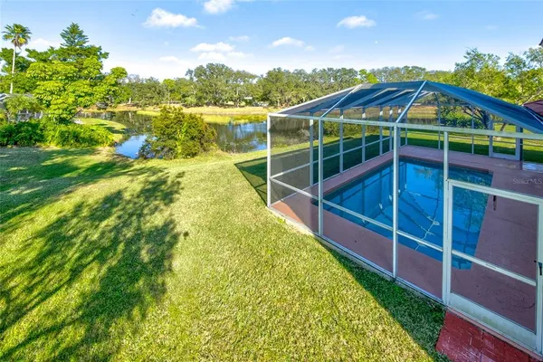 a view of a backyard