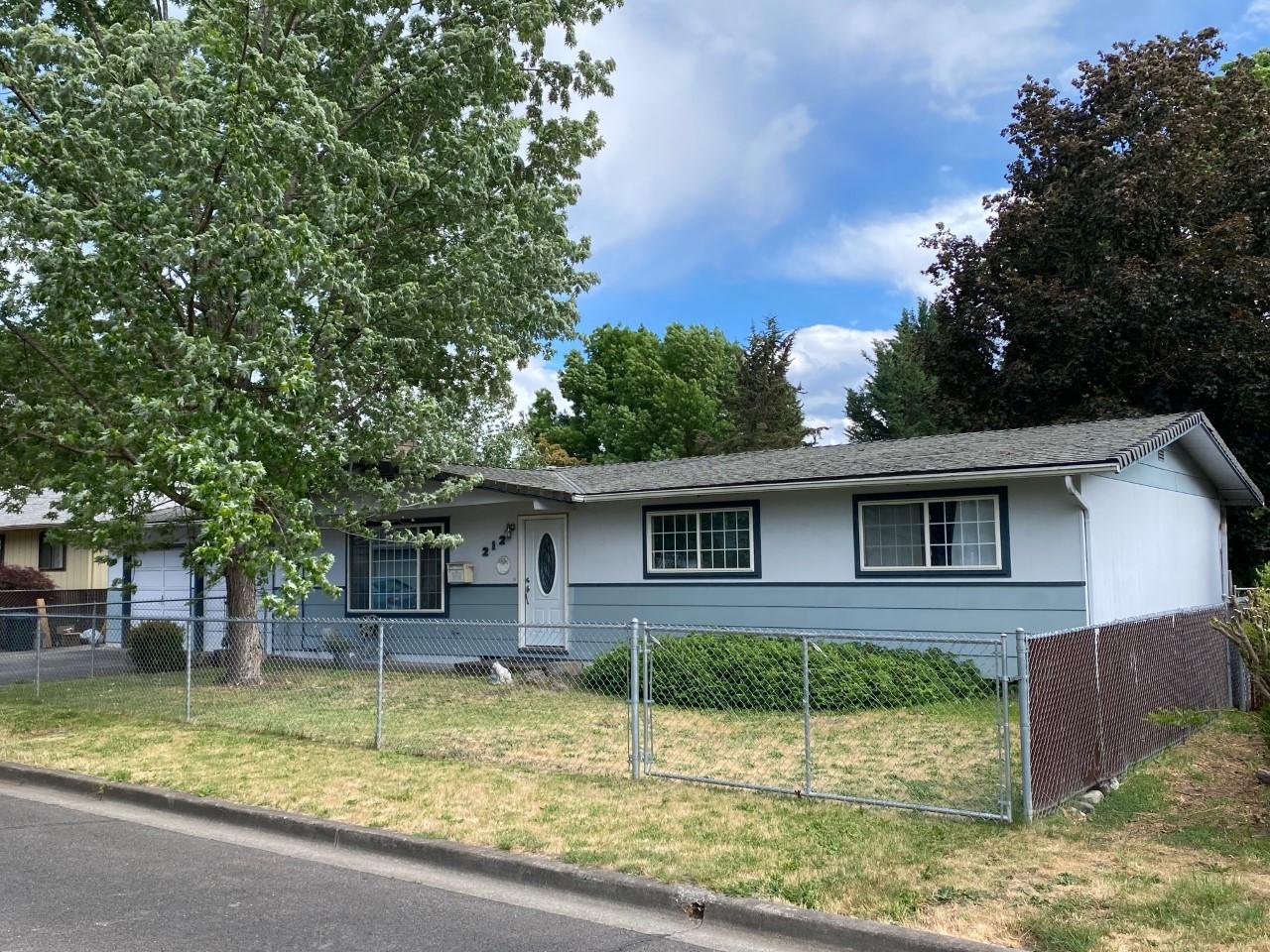 212 Victoria Way Central Point, OR 97502 - Photo 2 of 12 2