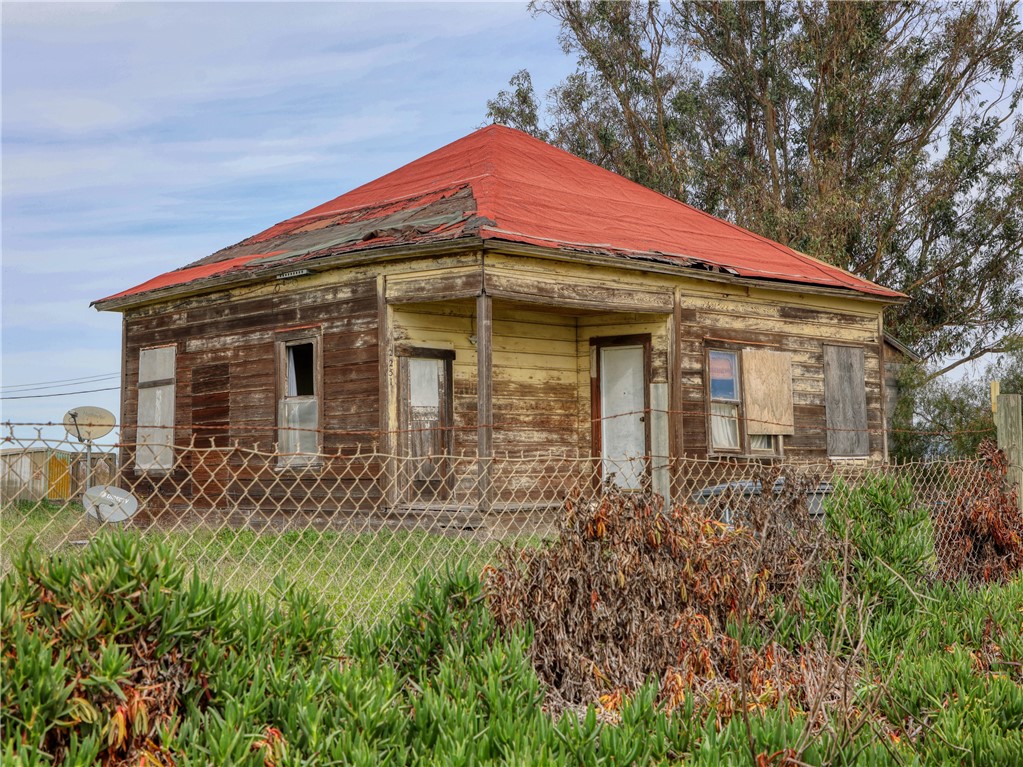 31 Cabrillo Highway Santa Maria, CA 93455 - Photo 2 of 44 a front view of a house with garden