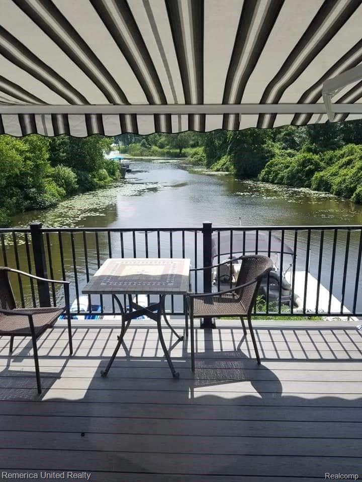 2686 Golf Club Road Howell, MI 48843 - Photo 60 of 78 2686GolfClubRd_RetractableAwning_UpperDeckBalcony_Webb Realty Pros