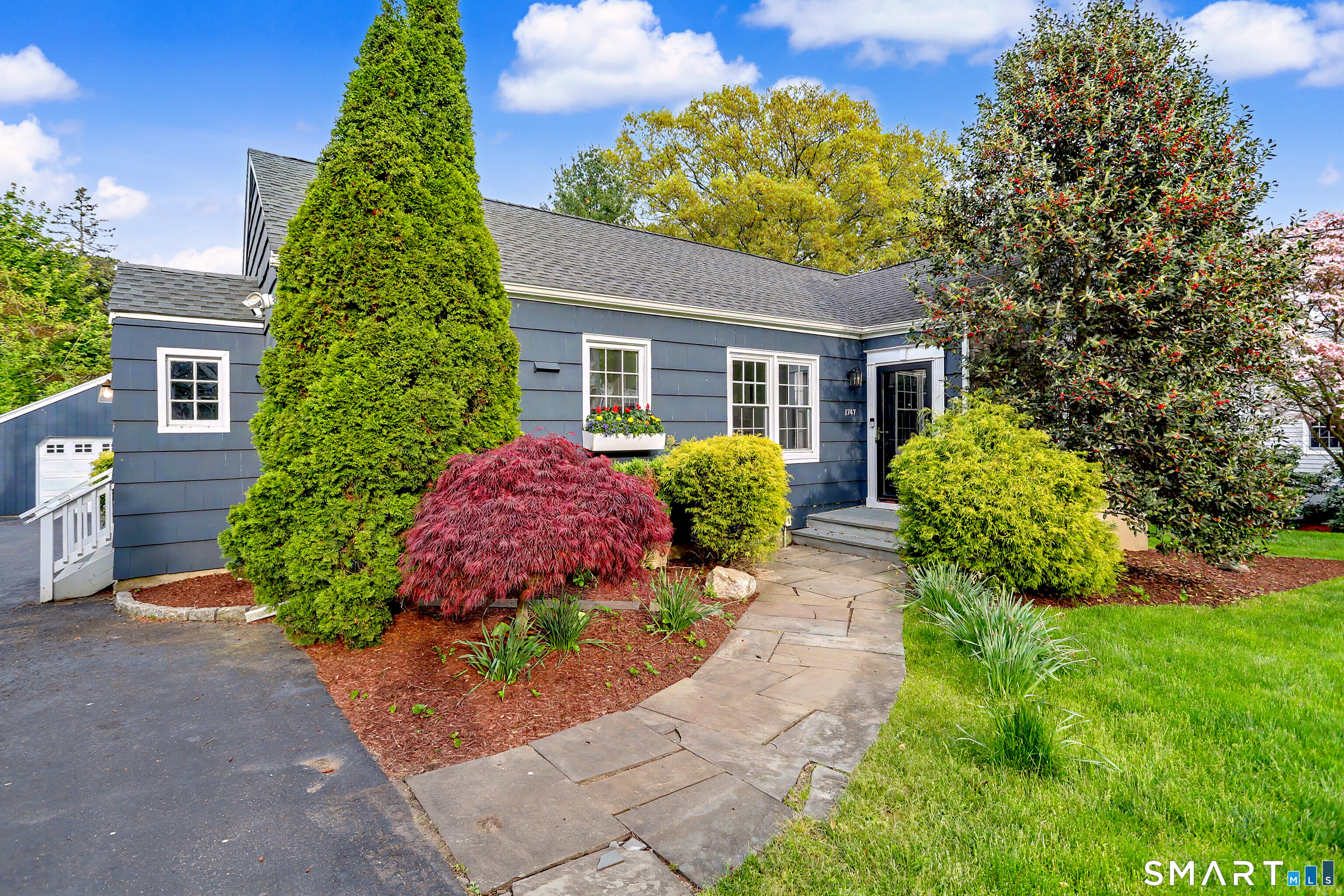 1747 Jennings Road Fairfield, CT 06824 - Photo 2 of 35