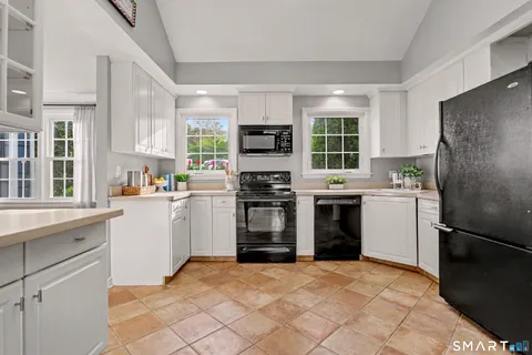 $950,000 | 1747 Jennings Road, Fairfield, CT 06824