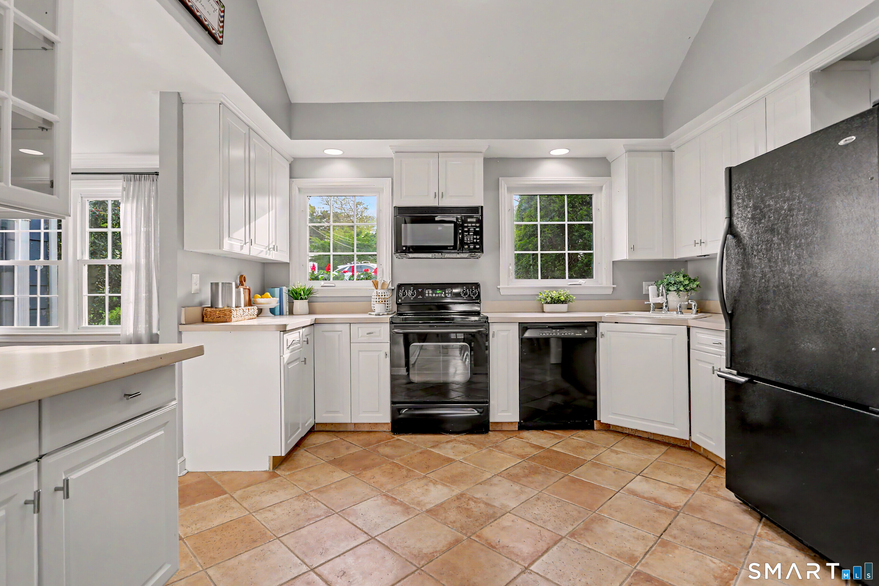 1747 Jennings Road Fairfield, CT 06824 - Photo 7 of 35