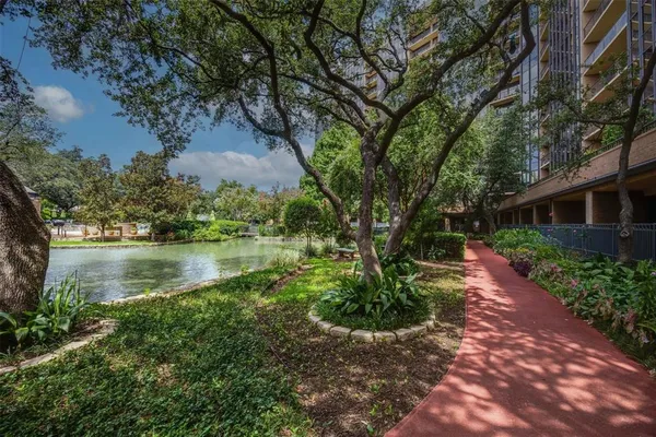 a view of yard with green space