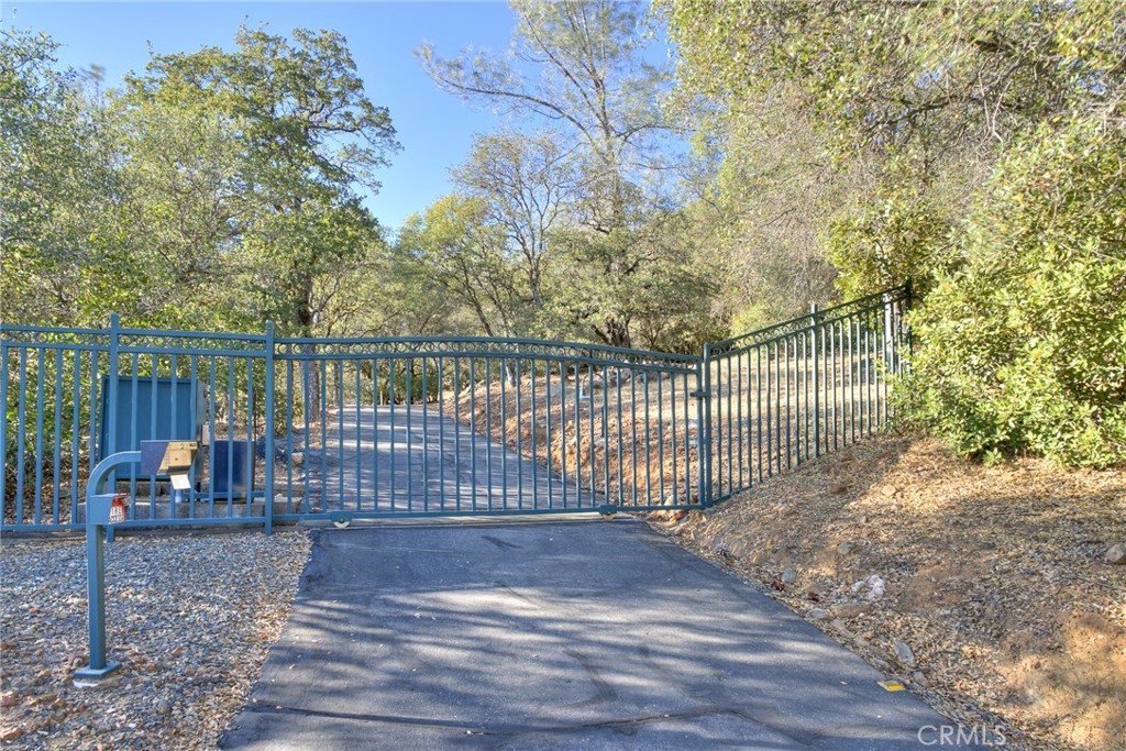 415 Hurleton Road Oroville, CA 95966 - Photo 63 of 70 Paved and gated driveway