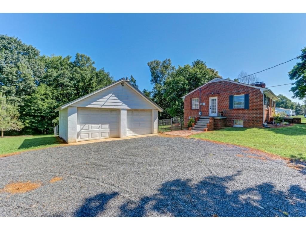 253 Cherry Grove Road Reidsville, NC 27320 - Photo 3 of 24 Gallery Image 3