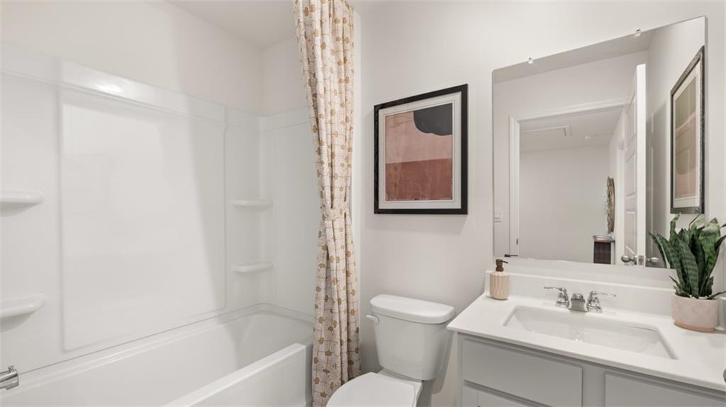 202 Kenmore Circle Perry, GA 31069 - Photo 43 of 47 a bathroom with a sink mirror toilet and bathtub